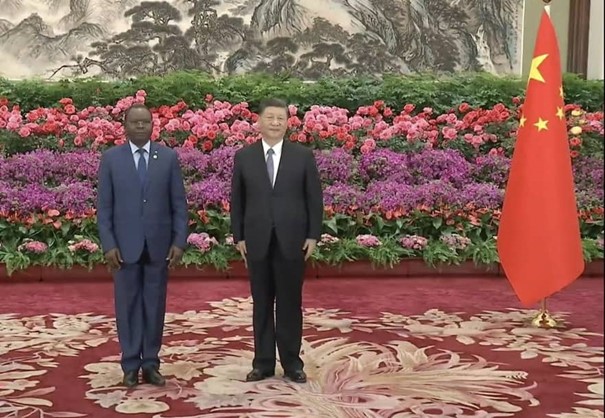 Le 24 avril 2023 – présentation des lettres de créance au Président de la République Populaire de Chine, Xi Jinping. Crédit photo – Linus Fogap