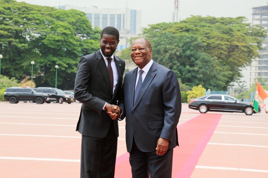 VISITE HISTORIQUE DU PRÉSIDENT FAYE À OUATTARA : UNE RENCONTRE DANGEREUSE ET INQUIÉTANTE SELON LES PANAFRICANISTES.