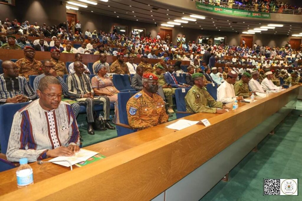 Ce samedi 6 juillet 2024, l'histoire s'est écrite à Niamey, Niger, lors du tout premier sommet de l'Alliance des États du Sahel (AES). Réunissant les présidents du Mali, du Burkina Faso et du Niger, cet événement marque un tournant majeur pour la région. Dans un contexte de sortie de la CEDEAO et d'abandon du franc CFA, ces trois pays ont choisi de s'assumer pleinement et de conduire leur destinée vers la souveraineté. L'objectif ? Consolider les fondements de leur vraie indépendance et créer une Confédération sahélienne. Les discussions ont porté sur les défis sécuritaires, la monnaie commune et la vision panafricaine. L'AES aspire à devenir un modèle de coopération et de développement, à l'image des pères fondateurs du panafricanisme. Cet article explore en détail cette étape cruciale pour l'avenir de l'espace commun sahélien.