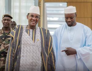 Lorsque le Premier Ministre sénégalais, Ousmane Sonko, a foulé le sol malien ce mardi 13 Aout pour la première fois depuis son élection, l'Afrique a retenu son souffle. La visite, en soi, aurait pu être un événement diplomatique ordinaire, mais elle a eu lieu dans un contexte extraordinaire. À la frontière entre le Mali et la Mauritanie, des soldats maliens ont perdu la vie lors d'une attaque tragique. Ce qui aurait pu rester une affaire locale s'est rapidement internationalisée lorsque l'ambassadeur ukrainien au Sénégal a reconnu l'implication des services de renseignements de son pays dans cette tragédie. L'Alliance des États Sahélo-Sahariens (AES), regroupant plusieurs pays africains, a réagi avec fermeté. La rupture immédiate des relations diplomatiques avec l'Ukraine a été un geste fort, exprimant la solidarité envers le Mali et l'engagement à préserver la paix et la sécurité dans la région. Mais cette solidarité a également suscité des débats. Certains critiques pointent du doigt les dirigeants sénégalais, accusant leur inaction face à l'ambassadeur ukrainien qui aurait fait l'apologie du terrorisme depuis le Sénégal. Dans cet éditorial, nous explorerons les implications de cette crise pour l'Afrique, les enjeux de la solidarité africaine et les défis auxquels les dirigeants du continent sont confrontés. L'Afrique se tient à un carrefour crucial, où la paix et la stabilité dépendent de décisions éclairées et d'actions concrètes.