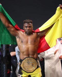 Francis Ngannou continue de faire briller le Cameroun sur la scène mondiale avec une victoire éclatante par K.O contre le Brésilien Renan Ferreira, le 19 octobre à Riyad, en Arabie Saoudite. Ce triomphe décisif du Lion Indomptable de la MMA a galvanisé les Camerounais et les Africains, qui, malgré le décalage horaire, ont veillé tard pour suivre ce combat. Ngannou, par sa résilience et son abnégation, incarne un modèle inspirant pour la jeunesse africaine, prouvant que le succès est possible malgré les obstacles les plus difficiles.