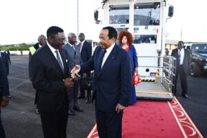 Le retour du Président camerounais Paul Biya à Yaoundé après sept semaines d'absence a ravivé les débats politiques à l'approche de l'élection présidentielle de 2025. À 91 ans, avec 42 ans au pouvoir, Biya pourrait se présenter pour un huitième mandat, suscitant des spéculations et des tensions au sein de la scène politique camerounaise.