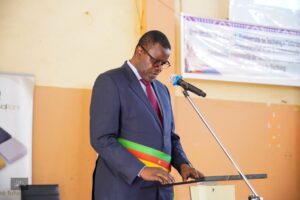 L’Université de Dschang a donné le coup d'envoi de l’année académique 2024/2025 avec une cérémonie de rentrée solennelle au Centre International des Conférences Mathias Djoumessi le 15 novembre 2024. Marquant les dix ans de la « Dynamique Collective », cet événement a été l'occasion pour le Maire de Dschang, Gabriel KEMLEU TCHABGOU, de présenter des projets ambitieux destinés à renforcer le développement de la ville et l’influence de son université, au cœur de la diversité et du multiculturalisme camerounais.